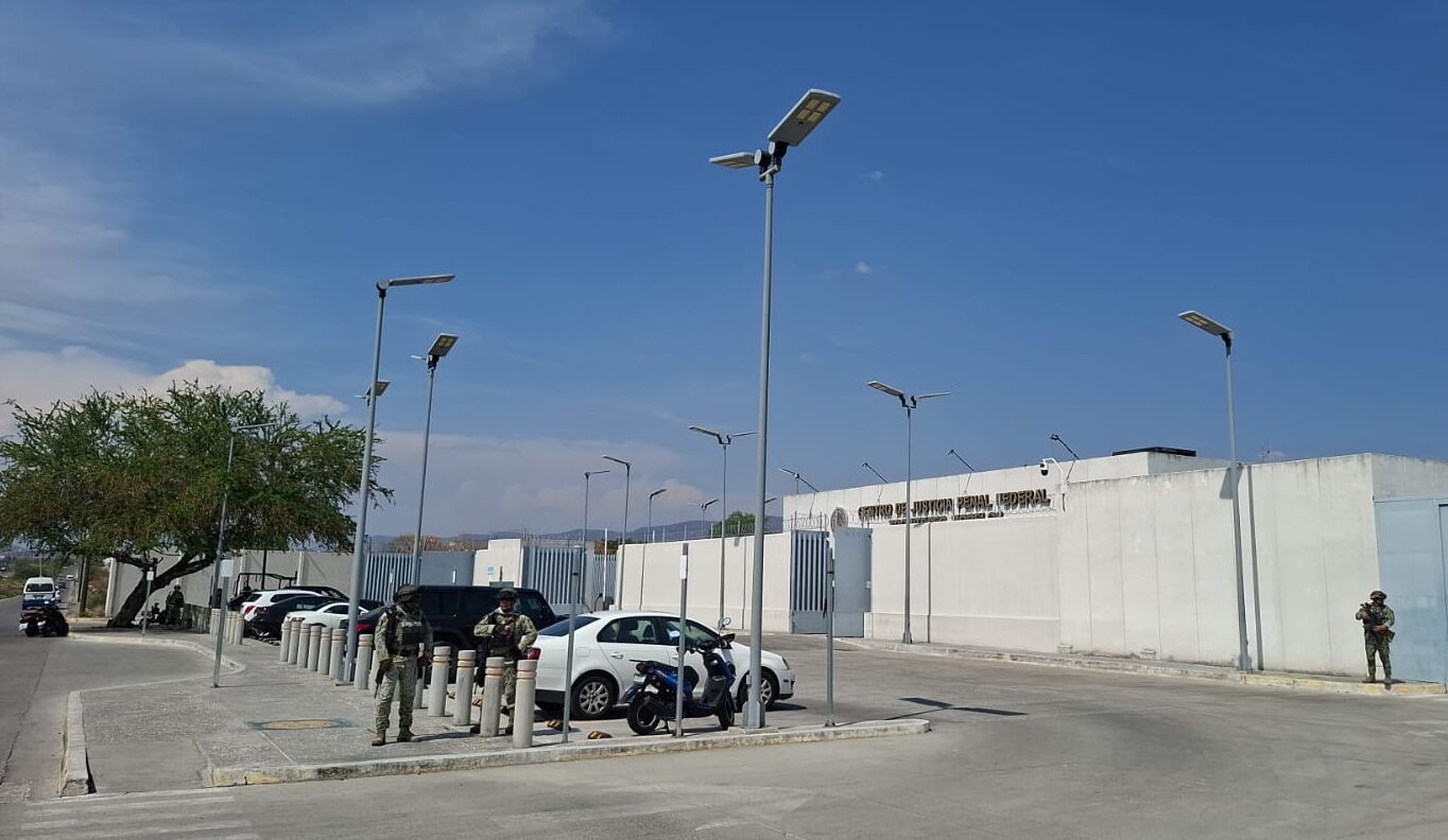 Juez federal tumba acusación por tentativa de homicidio contra ocho detenidos; FEMDO mantiene cargos por armas