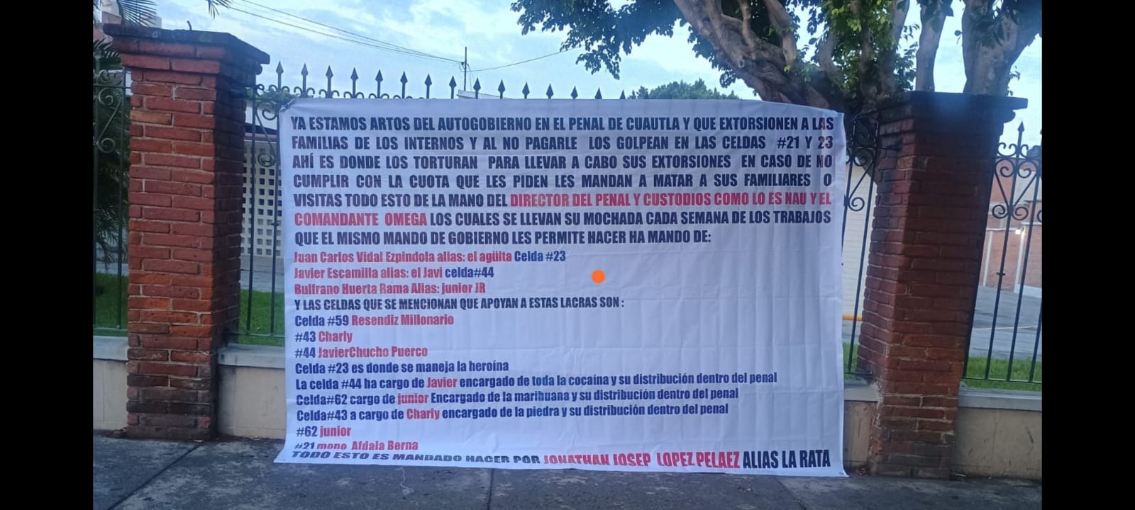 Narcomanta exhibe presuntas extorsiones y autogobierno en el penal de Cuautla